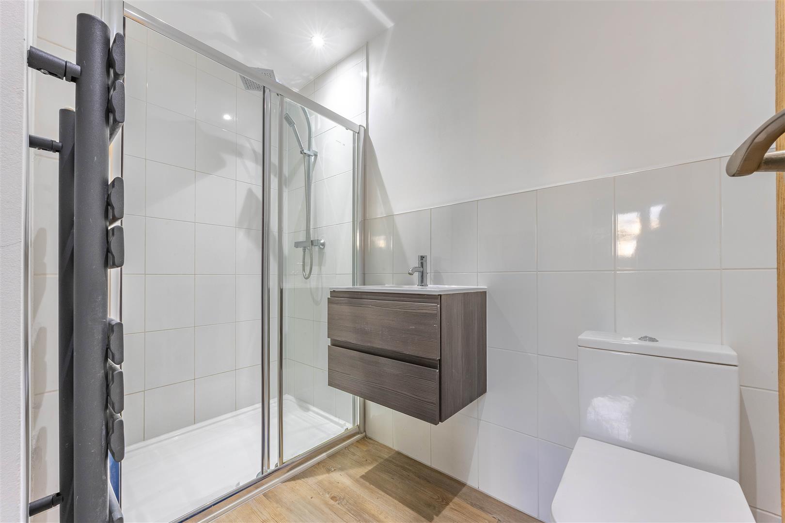En-suite To Bedroom 3